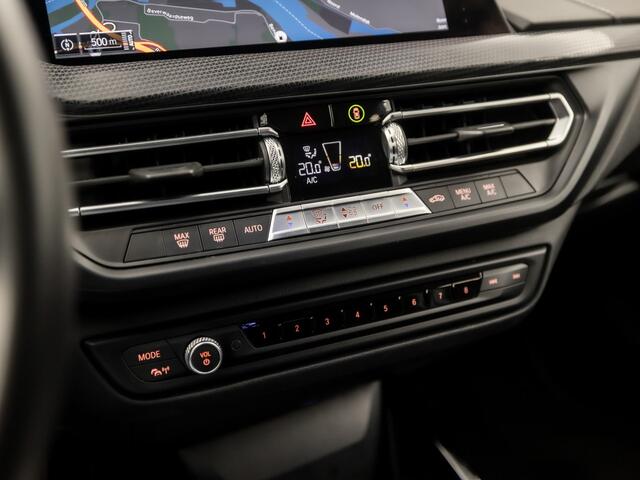 BMW 1-SERIE 118i Sport Automaat (APPLE CARPLAY, GROOT NAVI, LEDER, CAMERA, SPORTSTOELEN, SFEERVERLICHTING, CRUISE, NIEUWSTAAT)