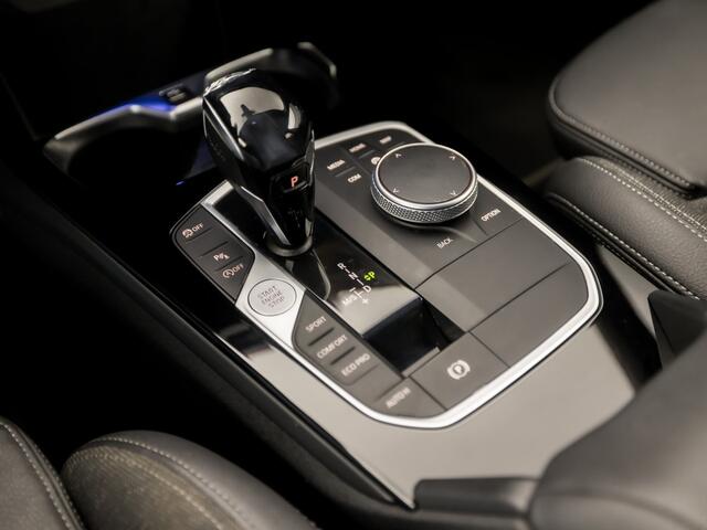 BMW 1-SERIE 118i Sport Automaat (APPLE CARPLAY, GROOT NAVI, LEDER, CAMERA, SPORTSTOELEN, SFEERVERLICHTING, CRUISE, NIEUWSTAAT)