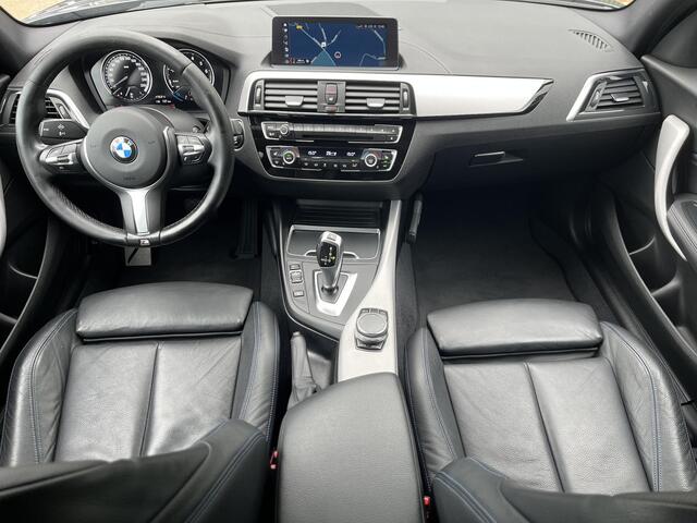 BMW 1-SERIE 118i High Executive M Sport Shadow / Cruise Control / M-stuur / Apple Carplay&Android Auto / Led Koplampen / Electronic Climate Control / Voorstoelen Verwarmd / Navigatie / Parkeersensoren Voor&Achter / Hifi Speakers