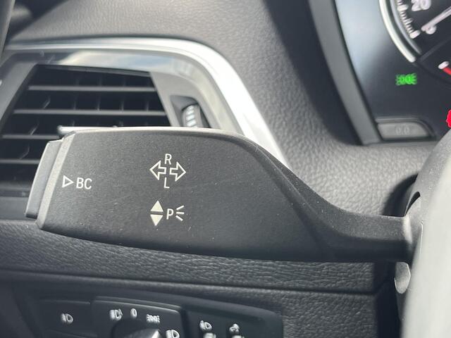 BMW 1-SERIE 118i High Executive M Sport Shadow / Cruise Control / M-stuur / Apple Carplay&Android Auto / Led Koplampen / Electronic Climate Control / Voorstoelen Verwarmd / Navigatie / Parkeersensoren Voor&Achter / Hifi Speakers