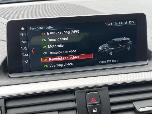 BMW 1-SERIE 118i High Executive M Sport Shadow / Cruise Control / M-stuur / Apple Carplay&Android Auto / Led Koplampen / Electronic Climate Control / Voorstoelen Verwarmd / Navigatie / Parkeersensoren Voor&Achter / Hifi Speakers