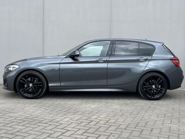 BMW 1-SERIE 118i High Executive M Sport Shadow / Cruise Control / M-stuur / Apple Carplay&Android Auto / Led Koplampen / Electronic Climate Control / Voorstoelen Verwarmd / Navigatie / Parkeersensoren Voor&Achter / Hifi Speakers