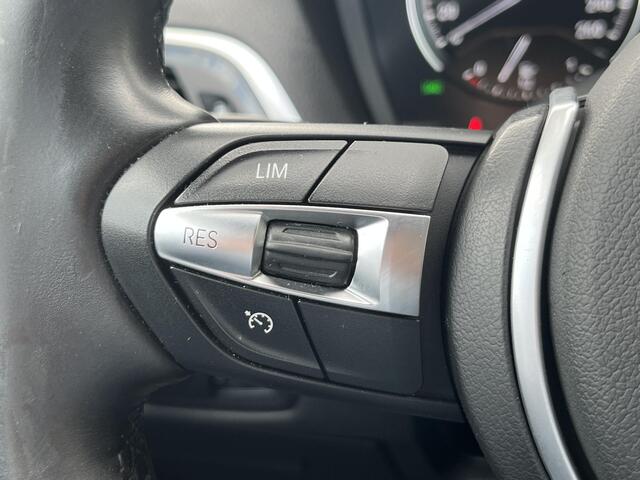 BMW 1-SERIE 118i High Executive M Sport Shadow / Cruise Control / M-stuur / Apple Carplay&Android Auto / Led Koplampen / Electronic Climate Control / Voorstoelen Verwarmd / Navigatie / Parkeersensoren Voor&Achter / Hifi Speakers
