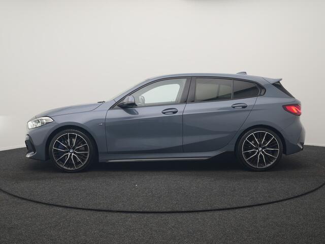 BMW 1-SERIE 118i M Sport 141pk | Adaptive Cruise | Head Up | Camera | Alcantara Sportstoelen Memory & Verwarmd | Harman / Kardon | Apple Carplay | Blis | Adaptive LED | Navigatie | DAB | Virtual Cockpit |