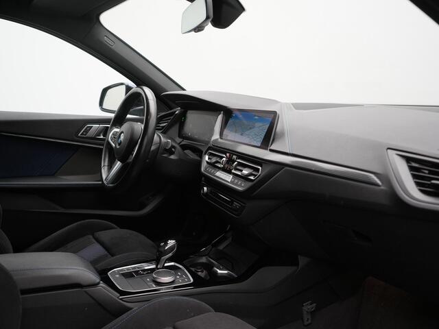 BMW 1-SERIE 118i M Sport 141pk | Adaptive Cruise | Head Up | Camera | Alcantara Sportstoelen Memory & Verwarmd | Harman / Kardon | Apple Carplay | Blis | Adaptive LED | Navigatie | DAB | Virtual Cockpit |