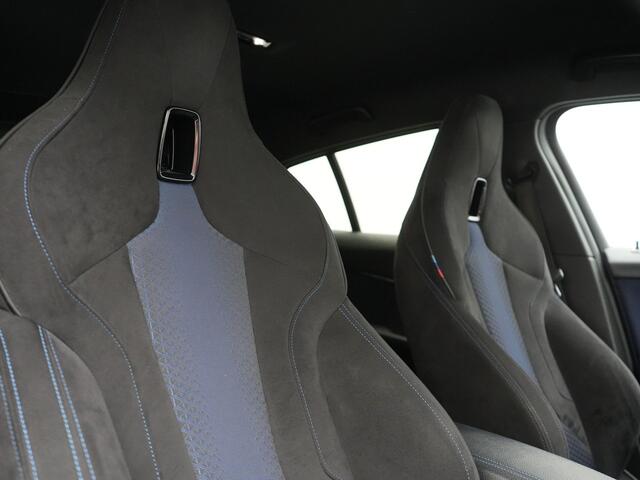 BMW 1-SERIE 118i M Sport 141pk | Adaptive Cruise | Head Up | Camera | Alcantara Sportstoelen Memory & Verwarmd | Harman / Kardon | Apple Carplay | Blis | Adaptive LED | Navigatie | DAB | Virtual Cockpit |