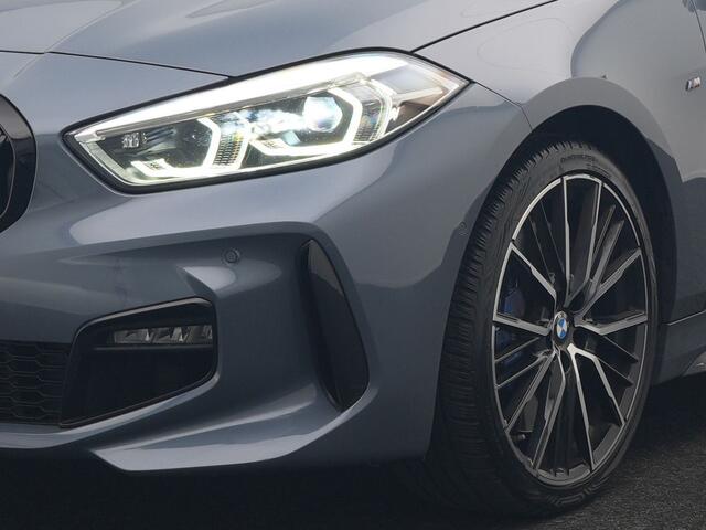 BMW 1-SERIE 118i M Sport 141pk | Adaptive Cruise | Head Up | Camera | Alcantara Sportstoelen Memory & Verwarmd | Harman / Kardon | Apple Carplay | Blis | Adaptive LED | Navigatie | DAB | Virtual Cockpit |