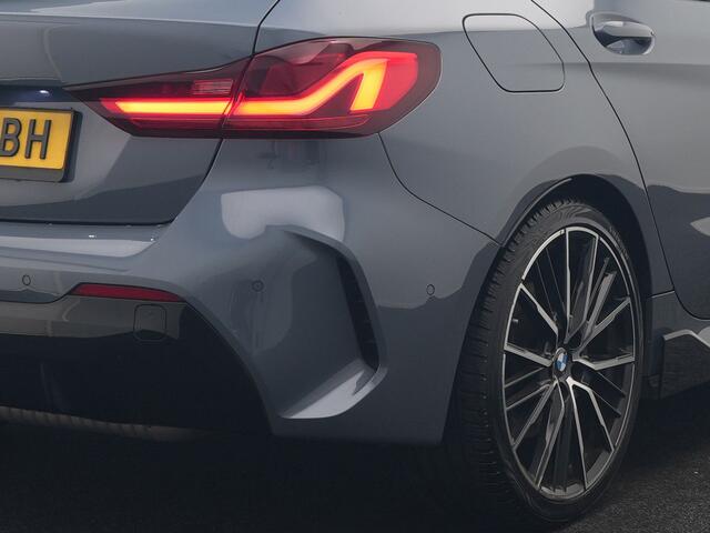 BMW 1-SERIE 118i M Sport 141pk | Adaptive Cruise | Head Up | Camera | Alcantara Sportstoelen Memory & Verwarmd | Harman / Kardon | Apple Carplay | Blis | Adaptive LED | Navigatie | DAB | Virtual Cockpit |