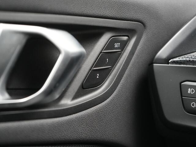 BMW 1-SERIE 118i M Sport 141pk | Adaptive Cruise | Head Up | Camera | Alcantara Sportstoelen Memory & Verwarmd | Harman / Kardon | Apple Carplay | Blis | Adaptive LED | Navigatie | DAB | Virtual Cockpit |