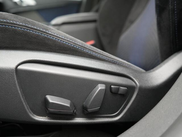BMW 1-SERIE 118i M Sport 141pk | Adaptive Cruise | Head Up | Camera | Alcantara Sportstoelen Memory & Verwarmd | Harman / Kardon | Apple Carplay | Blis | Adaptive LED | Navigatie | DAB | Virtual Cockpit |