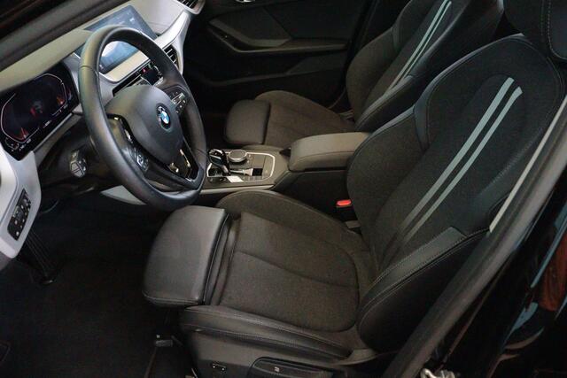 BMW 1-SERIE 118i Introduction Edition Automaat | NAVI | CLIMA | CAMERA + PDC | CRUISE | HARMAN / KARDON AUDIO |