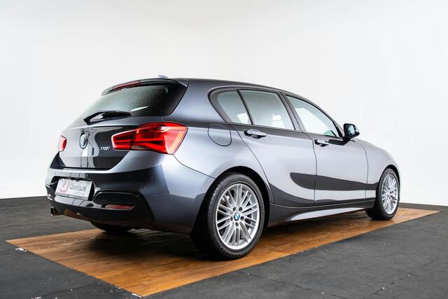 BMW 1-SERIE 118i Edition M Sport Shadow High Executive Middenarmsteun - PDC Voor/achter - Cruise Control - Sportstoelen - Elektrisch verstelbare lendensteunen - Elektrisch verwarmde voorstoelen - Navigatiesysteem Business -