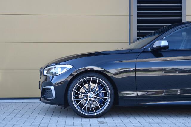 BMW 1-SERIE M140i xDrive High Executive * Schuifdak * M-Performance Uitlaat * Harman/Kardon * M-Sportremmen *