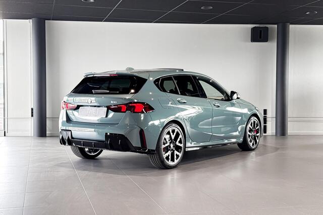 BMW 1-SERIE 120 | M Sport Pro | Glazen Panoramadak | Harman Kardon | Stoelverwarming |