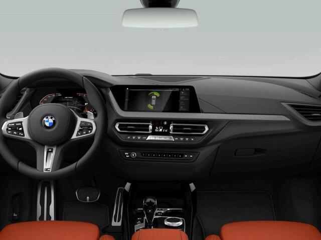 BMW 1-SERIE M135i xDrive Panoramadak | Harman Kardon | Head Up | ACC | Stuurverwarming