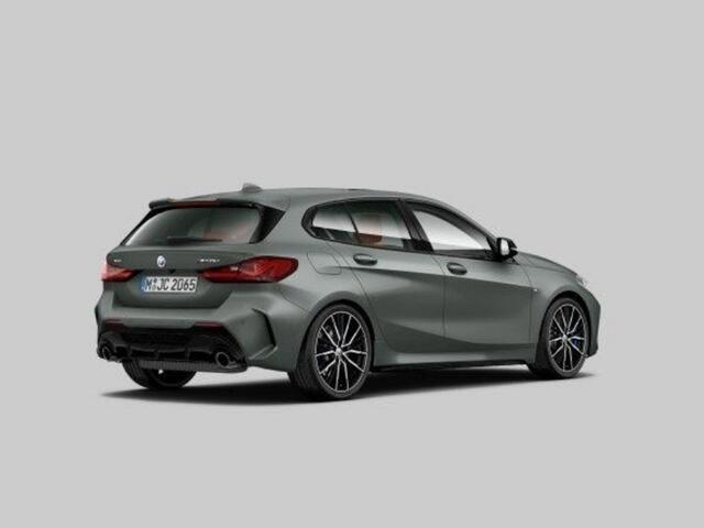 BMW 1-SERIE M135i xDrive Panoramadak | Harman Kardon | Head Up | ACC | Stuurverwarming