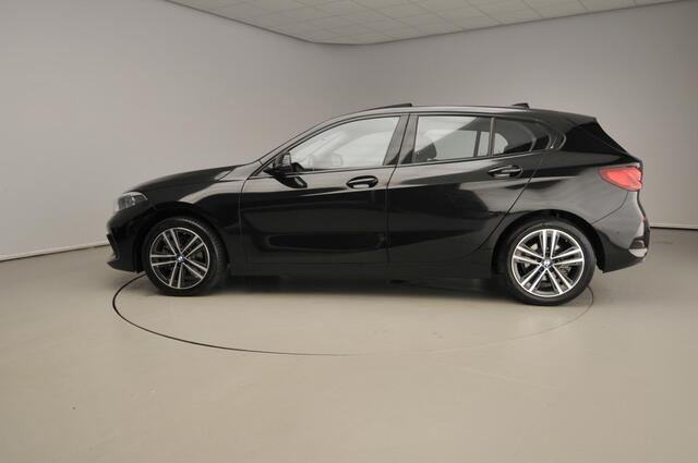 BMW 1-SERIE 5-deurs 118i | LED | Leder | HUD | Schuifdak | Active cruise | Stoelverwarming | DAB | Hifi speakers | Alu 17 inch