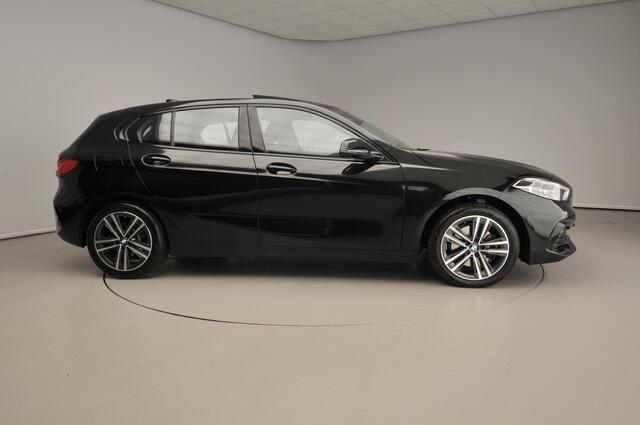 BMW 1-SERIE 5-deurs 118i | LED | Leder | HUD | Schuifdak | Active cruise | Stoelverwarming | DAB | Hifi speakers | Alu 17 inch