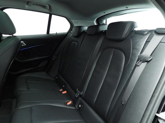 BMW 1-SERIE 5-deurs 118i | LED | Leder | HUD | Schuifdak | Active cruise | Stoelverwarming | DAB | Hifi speakers | Alu 17 inch