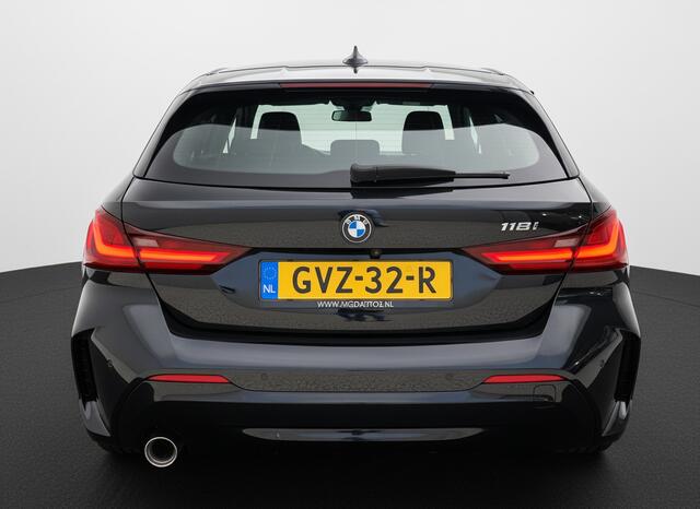 BMW 1-SERIE 118i AUT. 136PK M-PAKKET SPORT LEDER/CAMERA/NAVI/PANORAMADAK