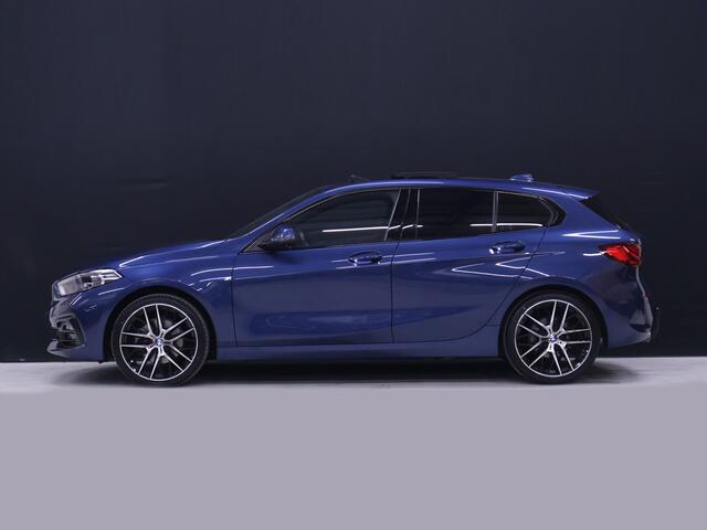 BMW 1-SERIE 118i M Sport [SCHUIFKANTELDAK, APPLE CARPLAY, ANDROID AUTO, STOELVERWARMING, STUURVERWARMING, ACHTERUITRIJCAMERA, PDC V+A, LED KOPLAMPEN, SPORTSTOELEN, 2-ZONE CLIMATE CONTROL, CRUISE CONTROL, NIEUWSTAAT]