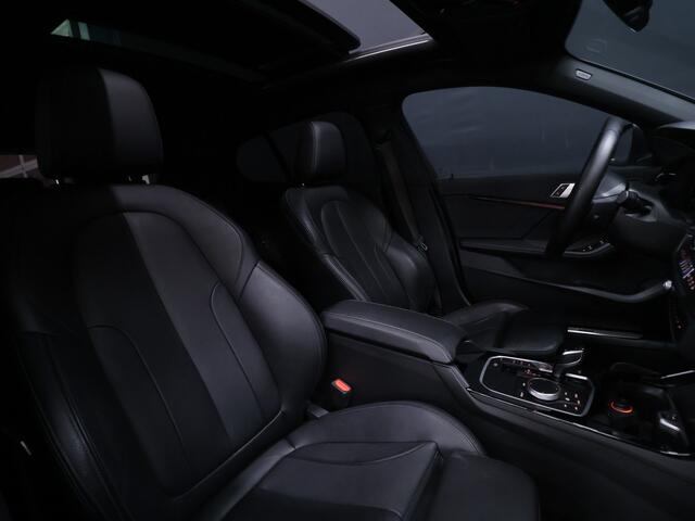 BMW 1-SERIE 118i M Sport [SCHUIFKANTELDAK, APPLE CARPLAY, ANDROID AUTO, STOELVERWARMING, STUURVERWARMING, ACHTERUITRIJCAMERA, PDC V+A, LED KOPLAMPEN, SPORTSTOELEN, 2-ZONE CLIMATE CONTROL, CRUISE CONTROL, NIEUWSTAAT]