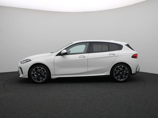 BMW 1-SERIE 120 M Sport Design Edition | Premium Pack | Stuurwielrand Verwarmd | Driving Assistant | Parking Assistant | 18''