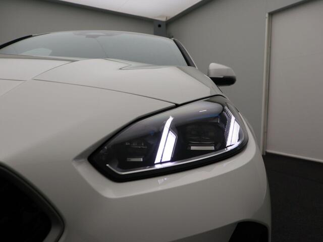 BMW 1-SERIE 120 M Sport Design Edition | Premium Pack | Stuurwielrand Verwarmd | Driving Assistant | Parking Assistant | 18''