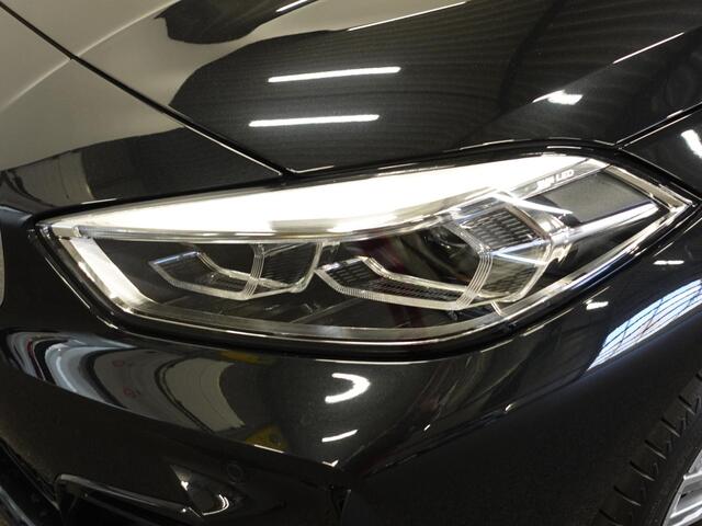 BMW 1-SERIE 118i M-Sport Automaat Digitale Cockpit Climate control Stoel verwarming LED Sfeer verlichting Lichtmetalen velgen Navigatie Apple carplay/ Android auto Parkeersensoren