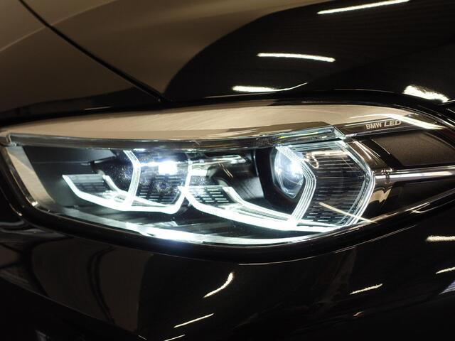 BMW 1-SERIE 118i M-Sport Automaat Digitale Cockpit Climate control Stoel verwarming LED Sfeer verlichting Lichtmetalen velgen Navigatie Apple carplay/ Android auto Parkeersensoren