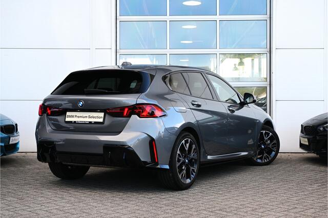 BMW 1-SERIE 120 M Sport Automaat / Sportstoelen / M Adaptief onderstel / Achteruitrijcamera / Getint glas / PDC