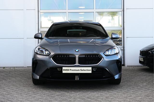BMW 1-SERIE 120 M Sport Automaat / Sportstoelen / M Adaptief onderstel / Achteruitrijcamera / Getint glas / PDC