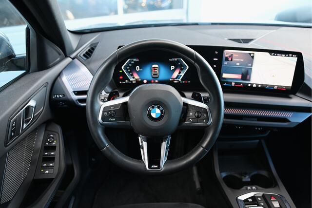 BMW 1-SERIE 120 M Sport Automaat / Sportstoelen / M Adaptief onderstel / Achteruitrijcamera / Getint glas / PDC