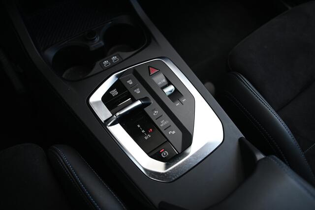 BMW 1-SERIE 120 M Sport Automaat / Sportstoelen / M Adaptief onderstel / Achteruitrijcamera / Getint glas / PDC