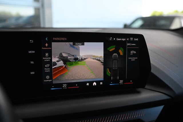 BMW 1-SERIE 120 M Sport Automaat / Sportstoelen / M Adaptief onderstel / Achteruitrijcamera / Getint glas / PDC