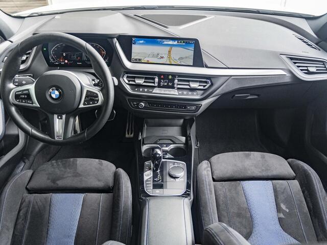 BMW 1-SERIE 118i | M Sportpakket Pro | Premium Pack | Travel Pack | 18 inch | Stuurwielrand verwarmd | Comfort Access | Glazen panoramadak | HiFi