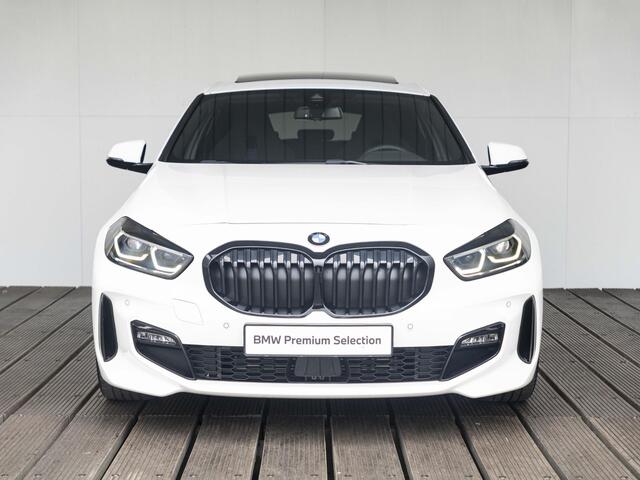 BMW 1-SERIE 118i | M Sportpakket Pro | Premium Pack | Travel Pack | 18 inch | Stuurwielrand verwarmd | Comfort Access | Glazen panoramadak | HiFi