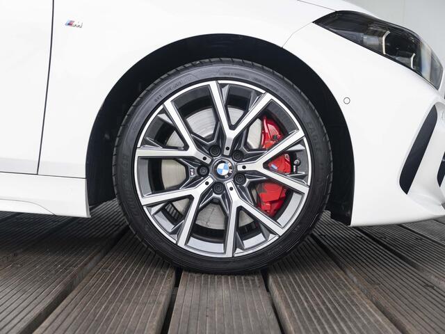 BMW 1-SERIE 118i | M Sportpakket Pro | Premium Pack | Travel Pack | 18 inch | Stuurwielrand verwarmd | Comfort Access | Glazen panoramadak | HiFi