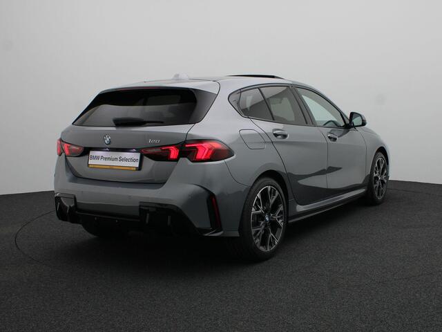 BMW 1-SERIE 120 M Sportpakket | Glazen panoramadak | Comfort Access | Achteruitrijcamera | Elektrisch verwarmde voorstoelen | Driving Assistant Plus | Harman Kardon | 18''