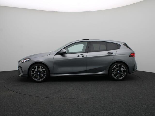 BMW 1-SERIE 120 M Sportpakket | Glazen panoramadak | Comfort Access | Achteruitrijcamera | Elektrisch verwarmde voorstoelen | Driving Assistant Plus | Harman Kardon | 18''