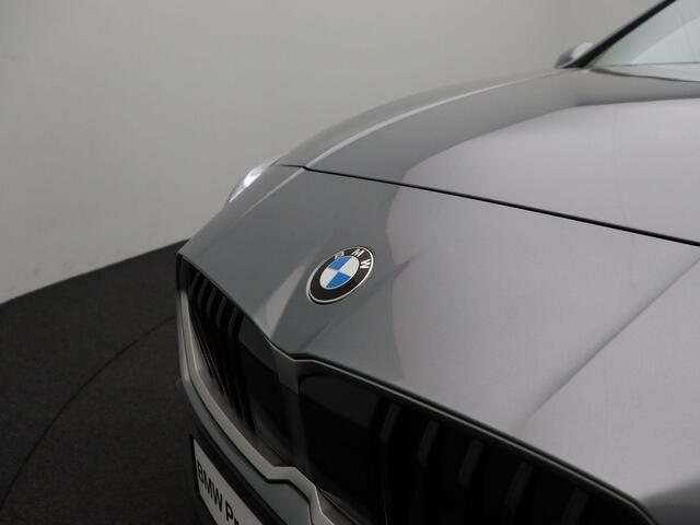 BMW 1-SERIE 120 M Sportpakket | Glazen panoramadak | Comfort Access | Achteruitrijcamera | Elektrisch verwarmde voorstoelen | Driving Assistant Plus | Harman Kardon | 18''