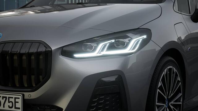 BMW 2-SERIE Active Tourer 225e xDrive High Executive M Sport Automaat / Trekhaak / Sportstoelen / Adaptieve LED / M Adaptief onderstel / Comfort Access / Parking Assistant Plus / Head-Up