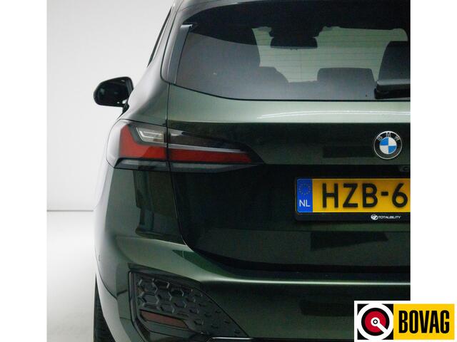 BMW 2-SERIE Active Tourer 218i M-sport | Panoramadak | Leer | Harman Kardon | Stoel- en stuurverwarming | HUD | Electrische klep 360 Camera, Assisted driving, Navigatie, Shadowline, Keyless, Helemaal, 19'' Individual. VOL!