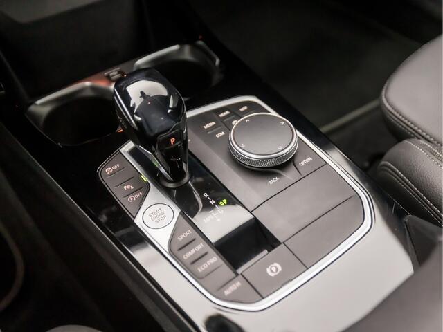 BMW 2-SERIE Gran Coupé 218i Executive Sportline Automaat (APPLE CARPLAY, M STUUR, GROOT NAVI, LEDER, SFEERVERLICHTING, SPORTSTOELEN, DAB+, CRUISE, LED KOPLAMPEN, NIEUWSTAAT)