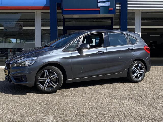 BMW 2-SERIE Active Tourer 218i High Executive / Automaat / NL-Auto / 92.000 Km / 1e-Eigenaar / Dealer-Onderhouden / Vol-Leder / Stoelverwarming / Adaptieve Cruise-Control / Harman-Kardon / Head-Up Display / Extra winterset lichtmetaal / LED / DAB / Navi / Camera / E-