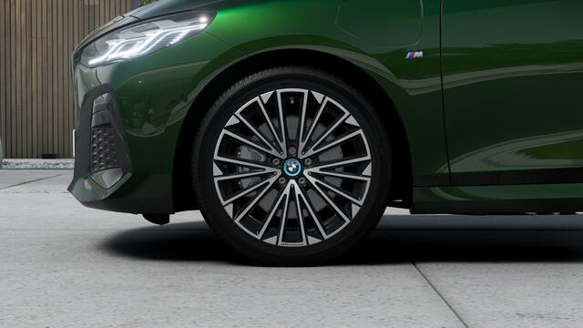 BMW 2-SERIE Active Tourer 225xe High Executive M Sport Automaat / Panoramadak / Sportstoelen / Adaptieve LED / M Adaptief onderstel / Comfort Access / Head-Up / Parking Assistant Plus / Stuurverwarming