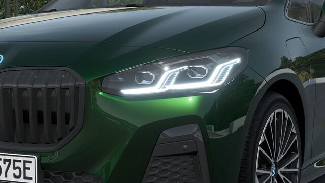 BMW 2-SERIE Active Tourer 225xe High Executive M Sport Automaat / Panoramadak / Sportstoelen / Adaptieve LED / M Adaptief onderstel / Comfort Access / Head-Up / Parking Assistant Plus / Stuurverwarming