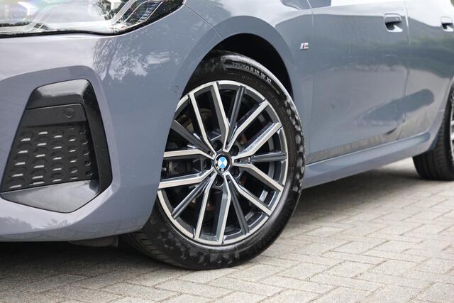 BMW 2-SERIE Active Tourer 218i M-Sportpakket, HUD, Adap cruise, Alcantara, 360 camera, Live Cockpit Plus, Grootlichtassistent, Shadowline hoogglans, Stoelverwarming vóór, Achterbank met verstelbare rugleuningen, etc.