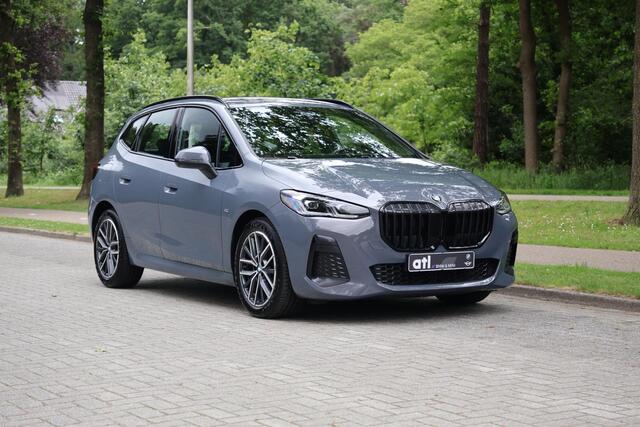 BMW 2-SERIE Active Tourer 218i M-Sportpakket, HUD, Adap cruise, Alcantara, 360 camera, Live Cockpit Plus, Grootlichtassistent, Shadowline hoogglans, Stoelverwarming vóór, Achterbank met verstelbare rugleuningen, etc.