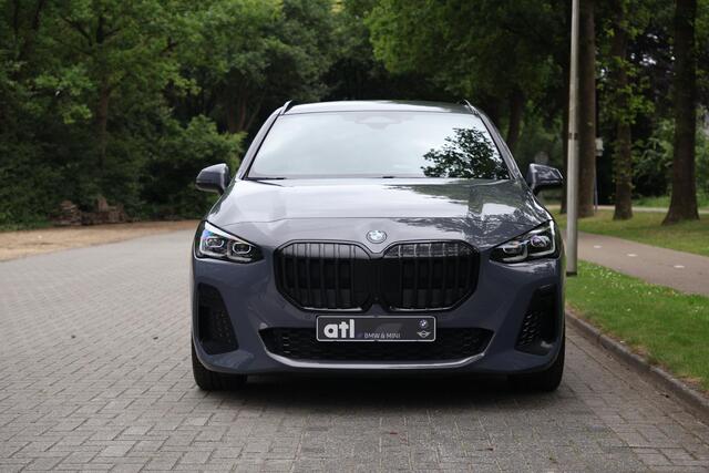 BMW 2-SERIE Active Tourer 218i M-Sportpakket, HUD, Adap cruise, Alcantara, 360 camera, Live Cockpit Plus, Grootlichtassistent, Shadowline hoogglans, Stoelverwarming vóór, Achterbank met verstelbare rugleuningen, etc.